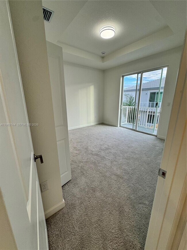 Building Photo - 656 SE 14th Ct