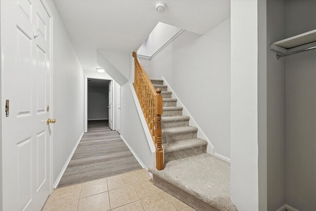 Building Photo - Available Now – Beautifully Updated 3 Bedr...