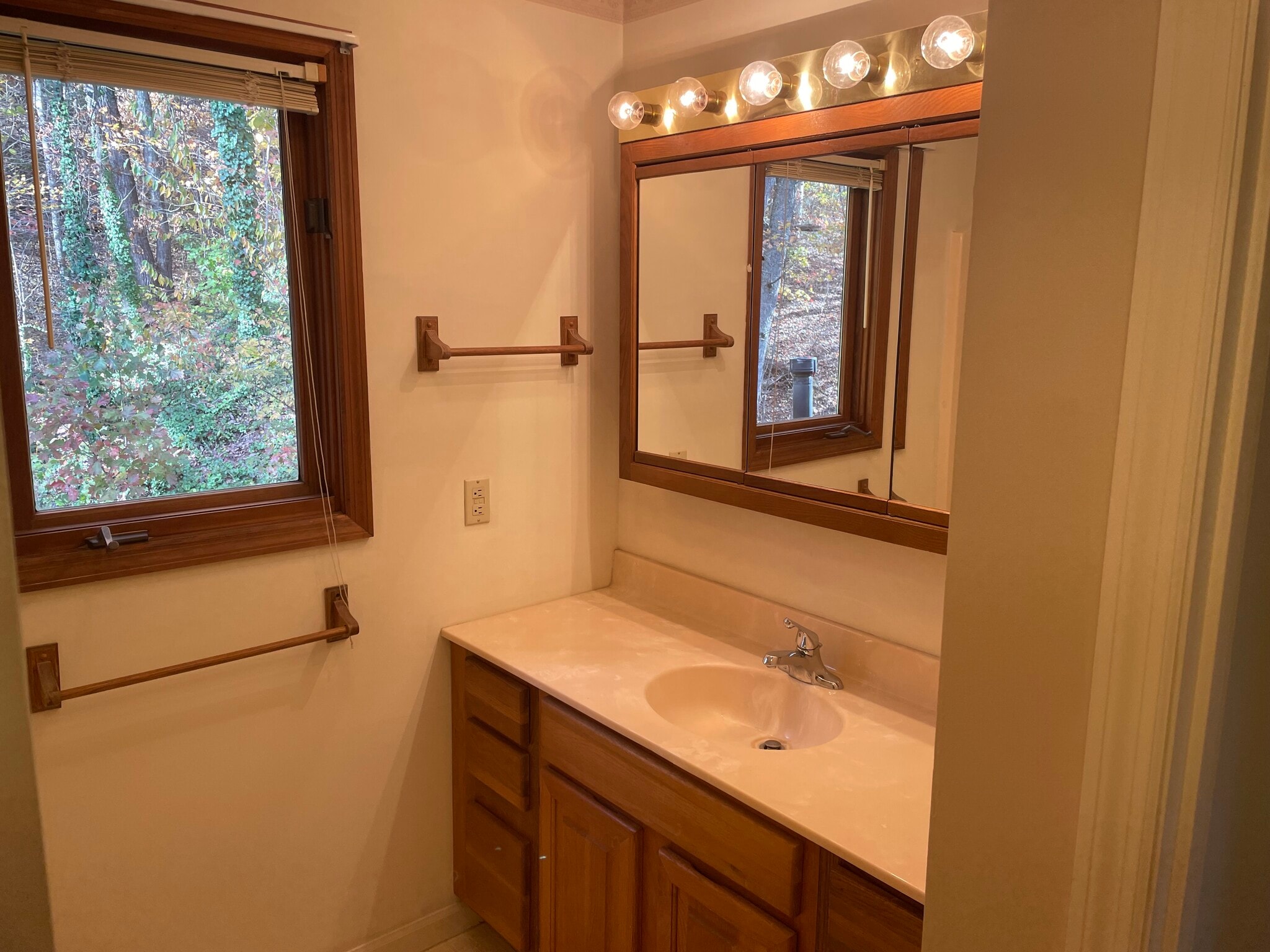 Master bath upstairs w/ 5ft vanity , triple medicine cabinet - 6709 Langston Dr