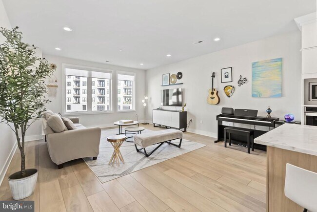 Building Photo - 908 Laurens Aly