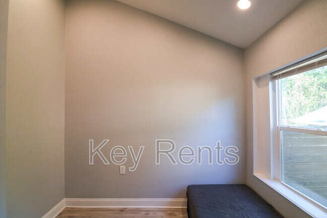 Building Photo - 206 Brown Rd