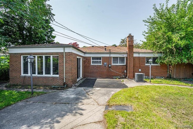 Building Photo - 25568 Thomas Dr