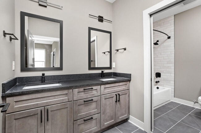 Building Photo - 322 N Summit St