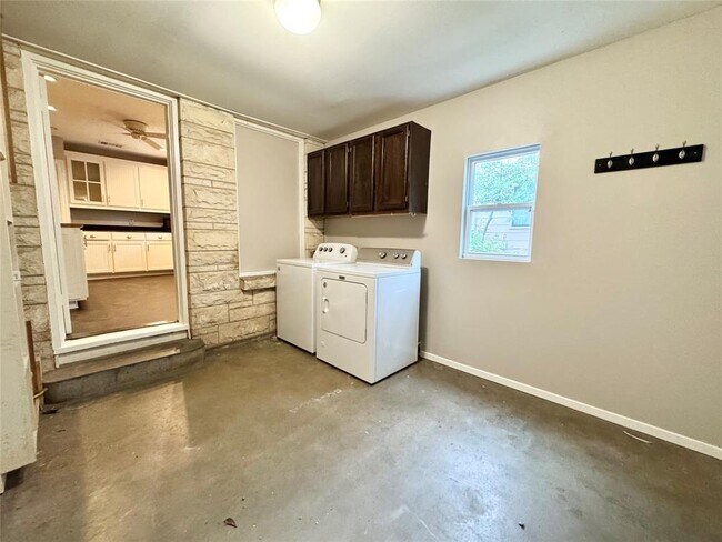 Building Photo - 1300 Crestwood Rd