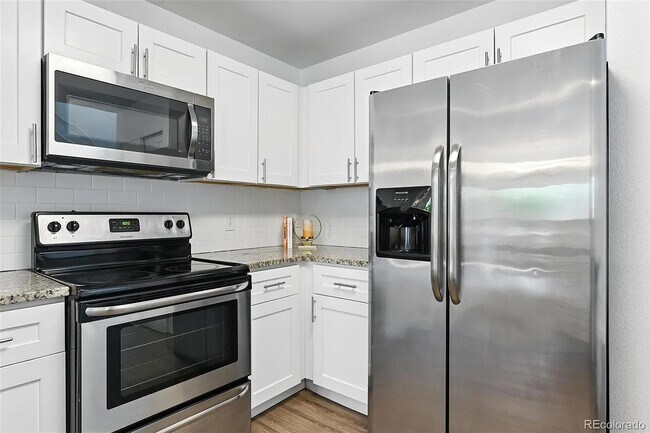 Building Photo - Beautiful, updated, spacious unit!