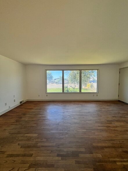 Building Photo - 607 S 72nd Ave