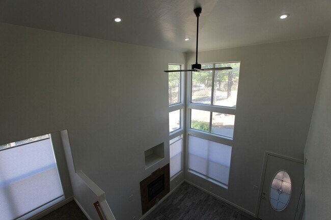Building Photo - 1497 E Ivy Ln