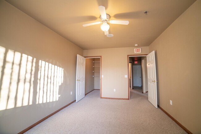 Building Photo - 830 E Elm Dr