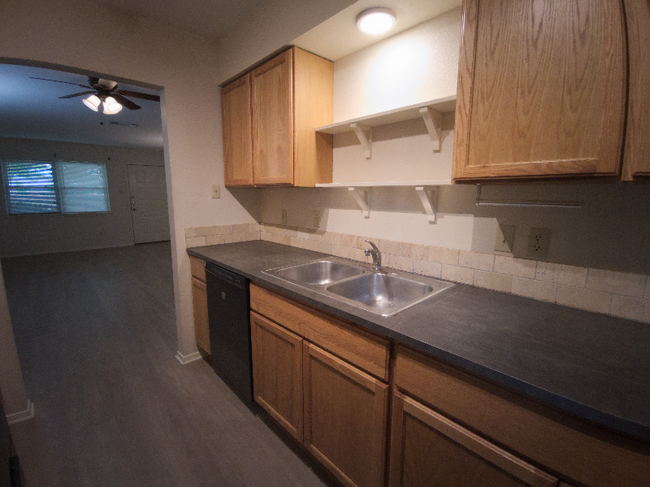 Building Photo - 327 Briarwood Dr