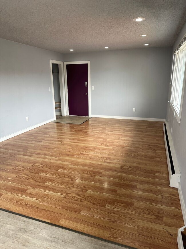 Building Photo - Heat Included! Heated Storage, 2 Bedroom/1...