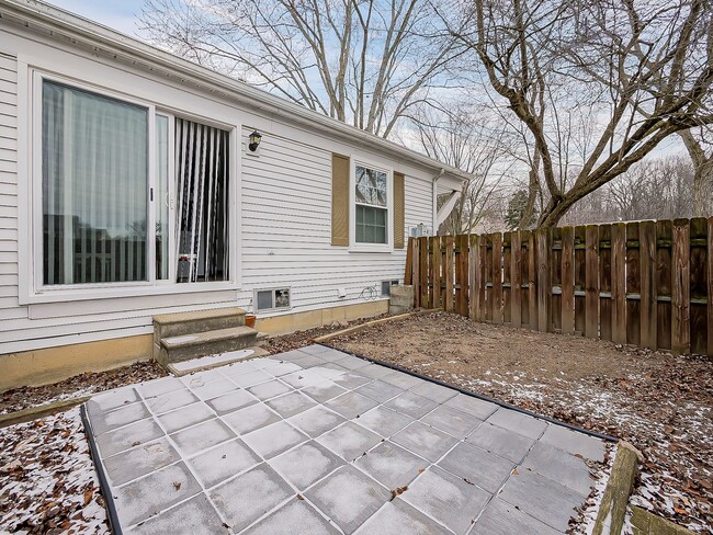 Building Photo - COMING SOON! Charming and Comfortable Living on Bayview Drive