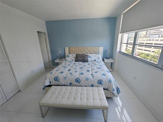 Building Photo - 801 Brickell Bay Dr