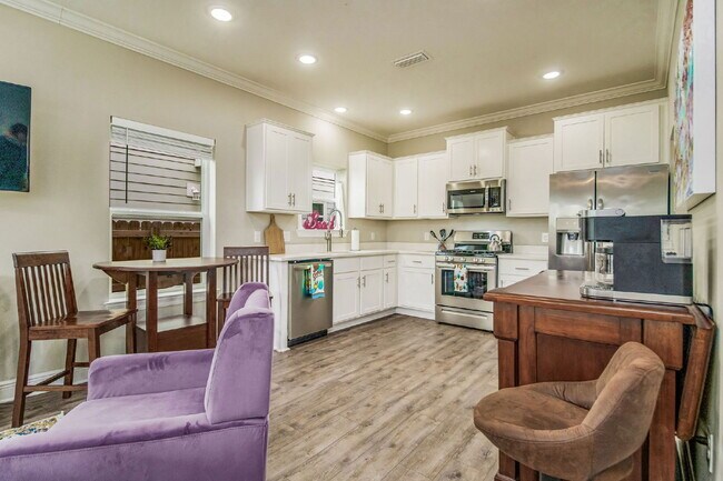 Building Photo - 1002 W Main St