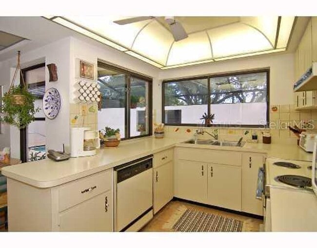 Building Photo - 2/2 Maintenance-Free Glen Oaks Courtyard Home with Private Pool