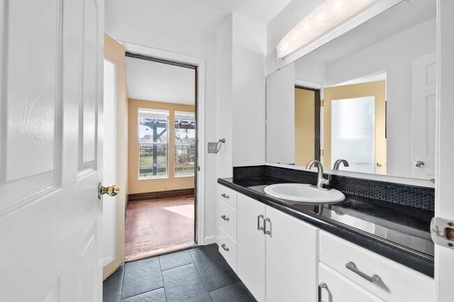 Building Photo - 283 W Clark St