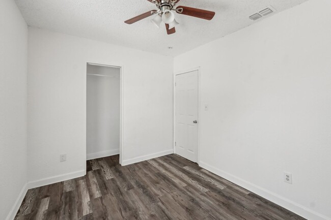 Building Photo - 2-Bedroom, 1.5-Bathroom Home in Tampa – Pe...