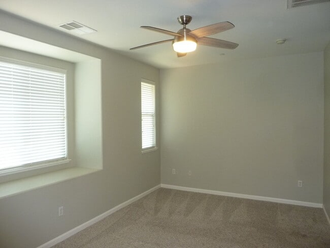 Building Photo - Nice Townhome w/ Detached Garage, Granite ...