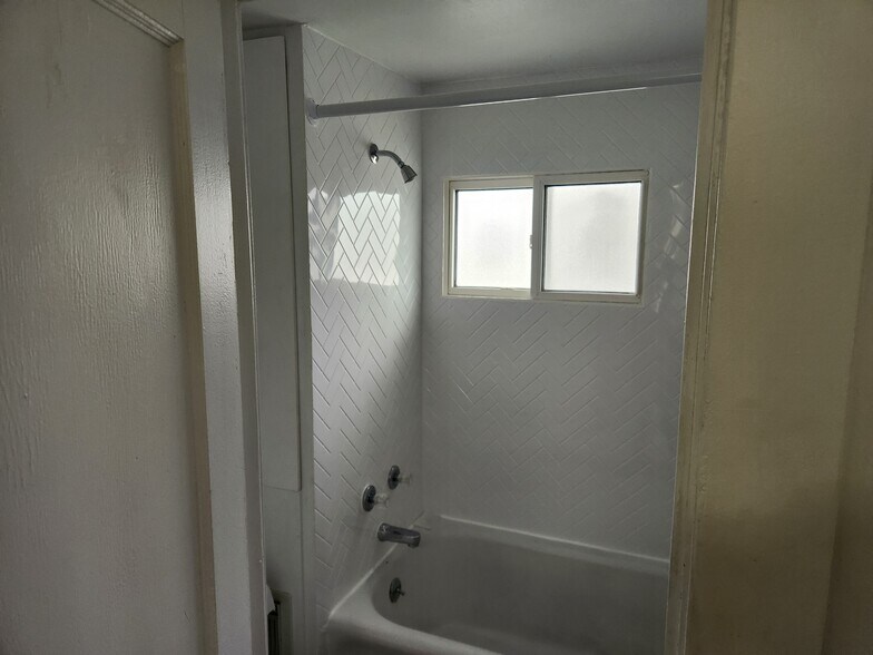 Building Photo - 4648 W 149th St