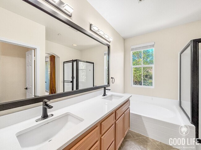 Building Photo - Stunning 3BD/2.5BA Townhouse in Eastlake W...