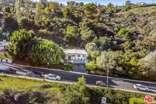 Building Photo - 2436 Arbutus Dr