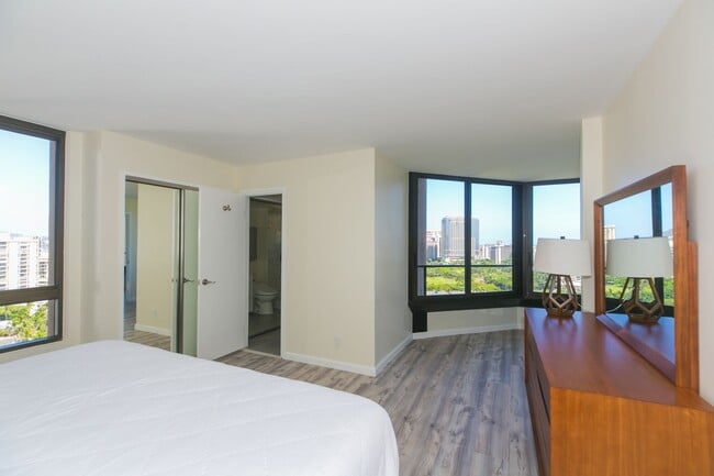 Building Photo - Canterbury Place - Fully renovated with hi...