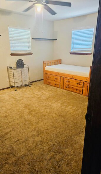 Building Photo - 1615 Camelot Dr