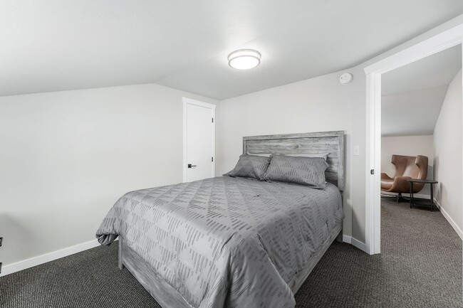 Building Photo - FURNISHED HOUSE! Short or Long Term! Large Newly Renovated Fully Furnished Modern 5 Bedroom Home ...