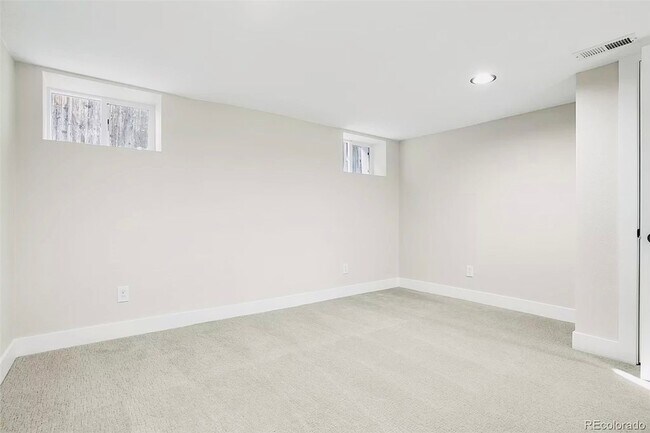 Building Photo - Beautiful 2 Bed 2 Bath With Bonus Living Space in Denver's Clayton Neighborhood