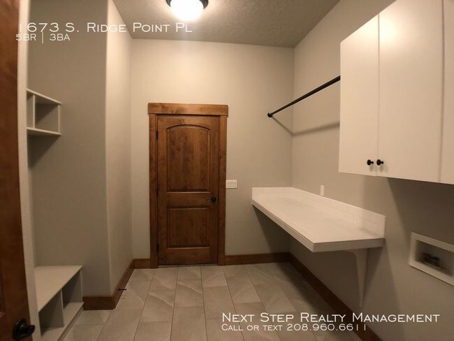 Building Photo - 5 bed 3 bath - Right Next to Table Rock