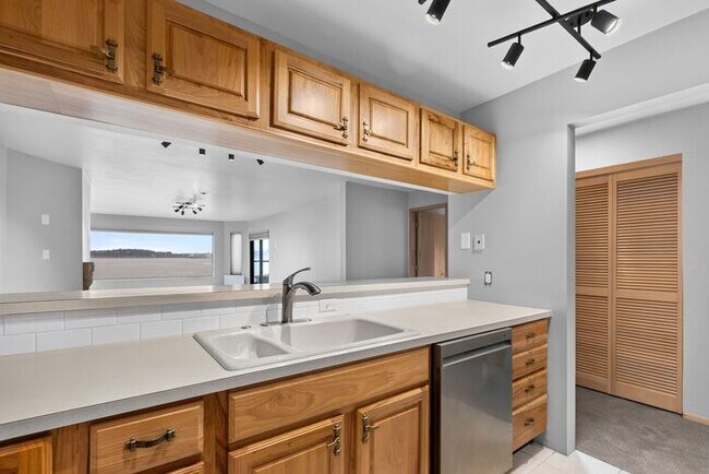 Building Photo - Enormous Waterfront Alki Condo w/ Stunning Views