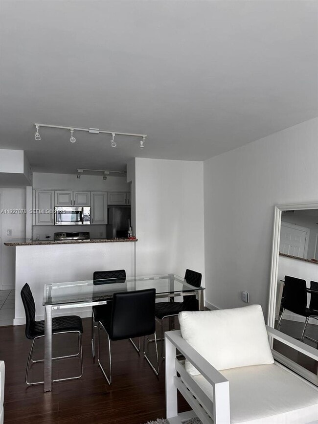 Building Photo - 1155 Brickell Bay Dr