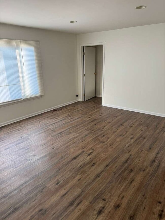 Building Photo - 1485 Quaker Ln