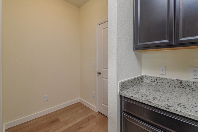 Building Photo - 1024 Water Oak Ln