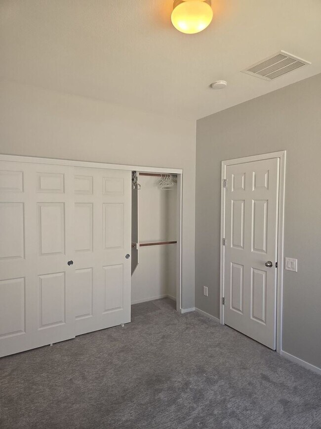 Building Photo - 3-bedroom, 2-bath home located in a cul-de-sac in desirable Anthem Highlands.
