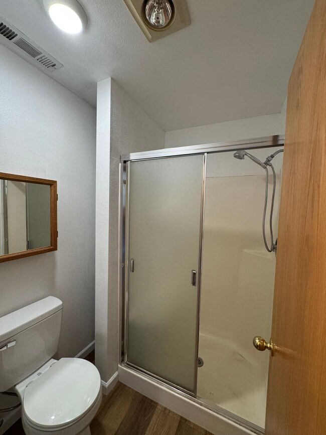 Building Photo - Hucrest 3 bedroom 2 bath home with garage