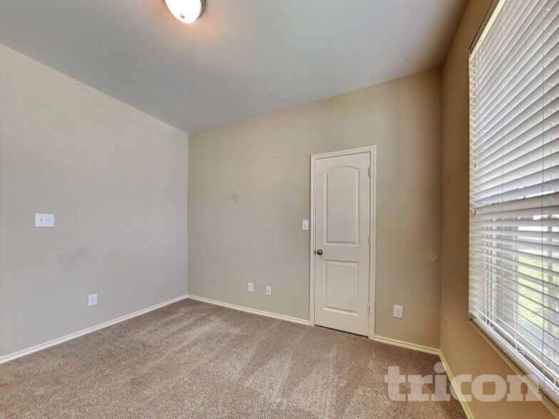 Building Photo - 955 Oak Falls Dr