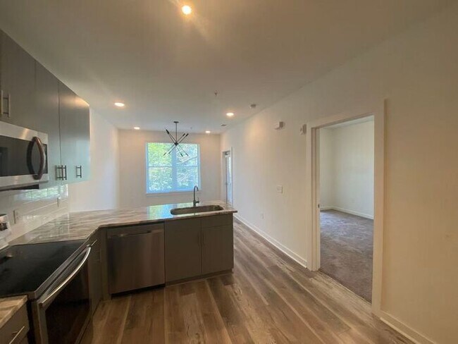 Building Photo - 525 Parkway Dr NE
