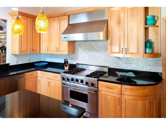 Building Photo - 1215 Oakview Rd