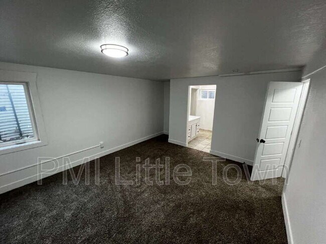 Building Photo - 1965 Cathay St