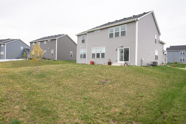 Building Photo - 205 Tinana St