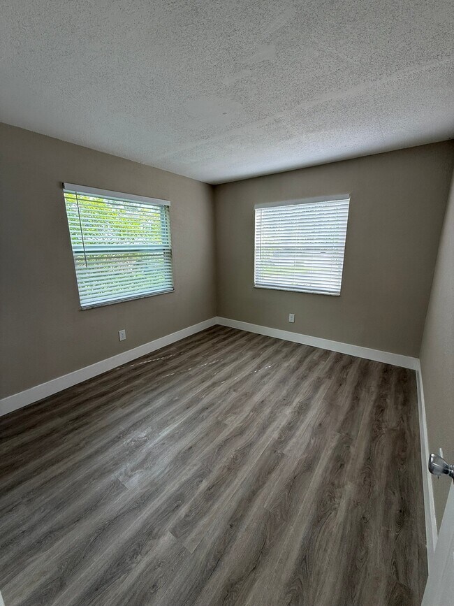 Building Photo - 3322 Camelot Dr