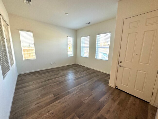 Building Photo - Natomas 3 Bedroom Home with a loft for rent!