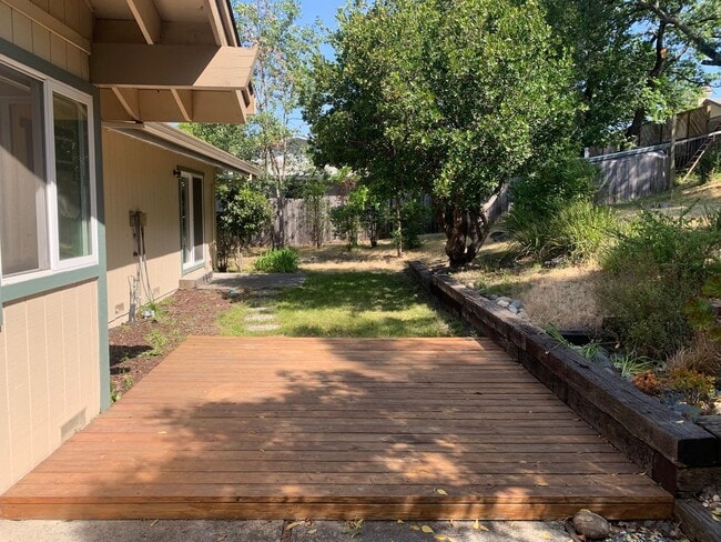 Building Photo - Updated 3 bedroom 2 bathroom Single Family...