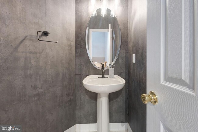 Building Photo - 434 Clayton Ln