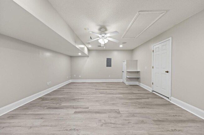 Building Photo - 127 Nivana Dr