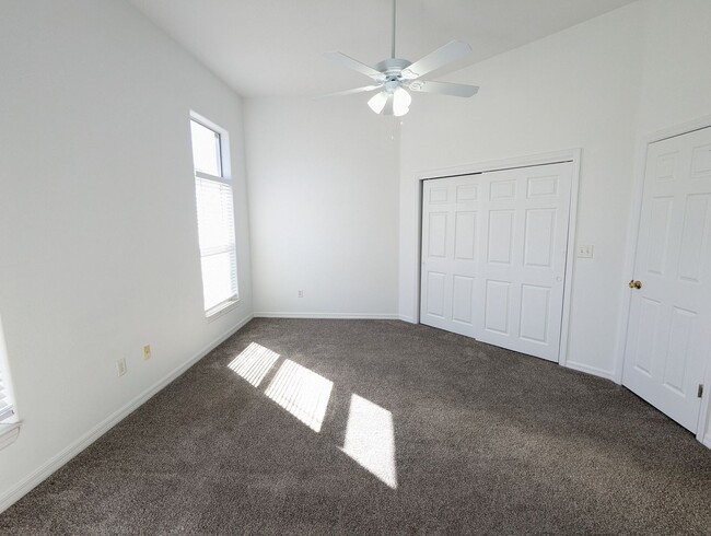 Building Photo - AVAILABLE NOW!! VERY LARGE 2 Bedroom, 2 Ba...