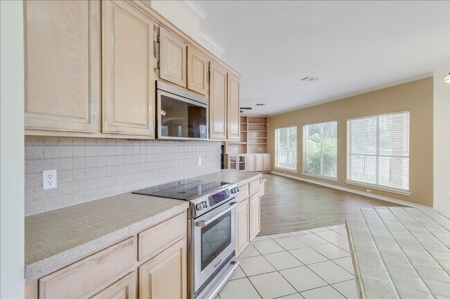 Building Photo - 7426 Lake Travis Dr