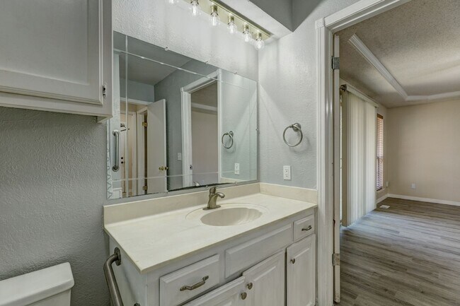 Building Photo - 4 bed, 2 bath home in Edmond