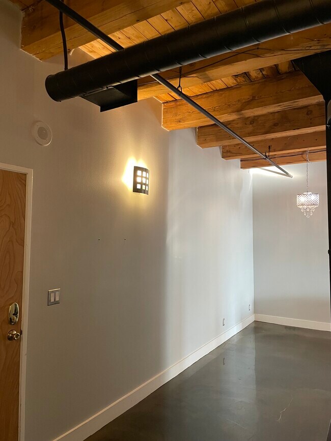 Large entry way - 6533 E Jefferson Ave