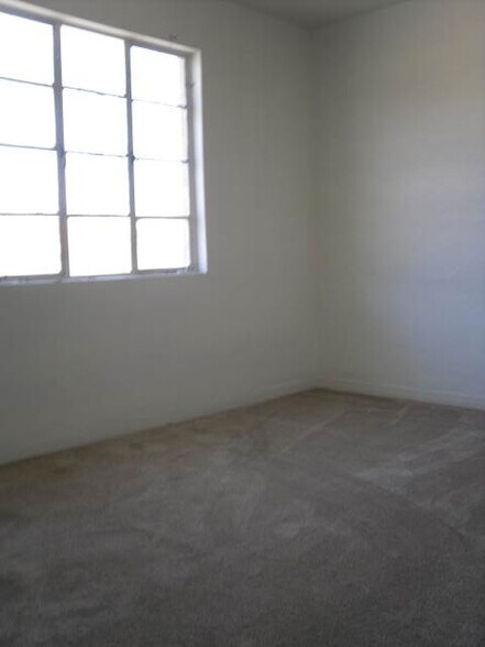 Building Photo - 729 W University Dr